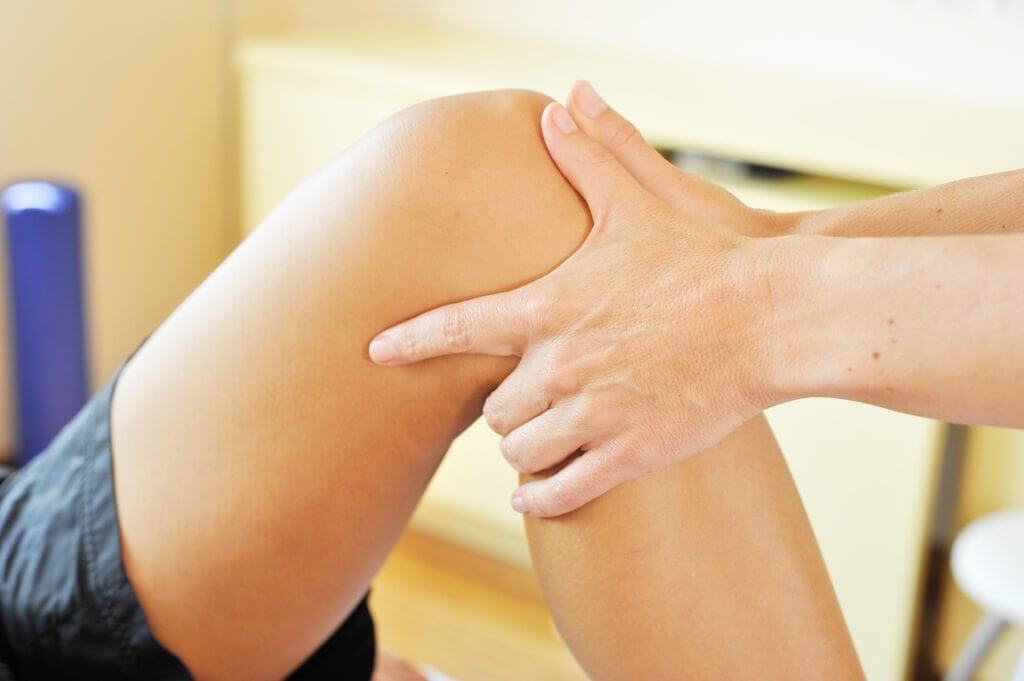 Osteopathy,Therapist,Is,Diagnosing,The,Knee,Of,A,Young,Female